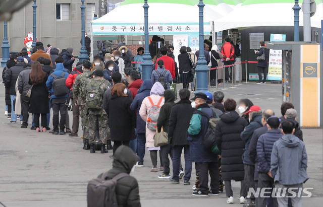 [서울=뉴시스]박미소 기자 = 신종 코로나바이러스 감염증(코로나19) 확진자가 344명으로 집계된 15일 오후 서울 중구 서울역광장에 마련된 코로나19 임시선별검사소에서 시민들이 검사를 받기 위해 대기하고 있다. 2021.02.15. misocamera@newsis.com