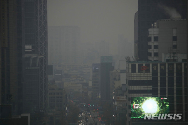 [서울=뉴시스] 박미소 기자 = 서울 지역의 미세먼지 농도가 '나쁨' 수준인 15일 오전 서울 종로구 서울시교육청에서 바라본 서울 도심이 뿌옇다. 2021.02.15. misocamera@newsis.com