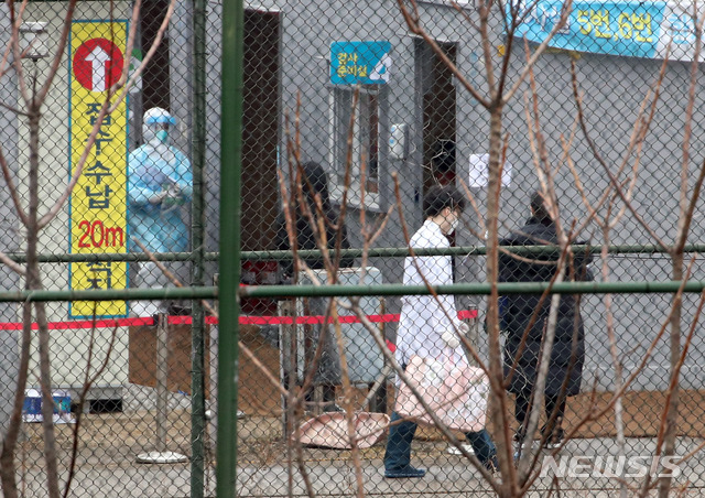 [서울=뉴시스]김병문 기자 = 15일 오전 서울 용산구 순천향대학교부속 서울병원에 설치된 신종 코로나 바이러스 감염증(코로나19) 선별진료소에서 의료진들이 업무를 보고 있다. 2021.02.15. dadazon@newsis.com