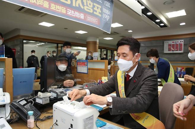 포항사랑상품권을 판매하고 있는 이강덕 포항시장. 포항시 제공