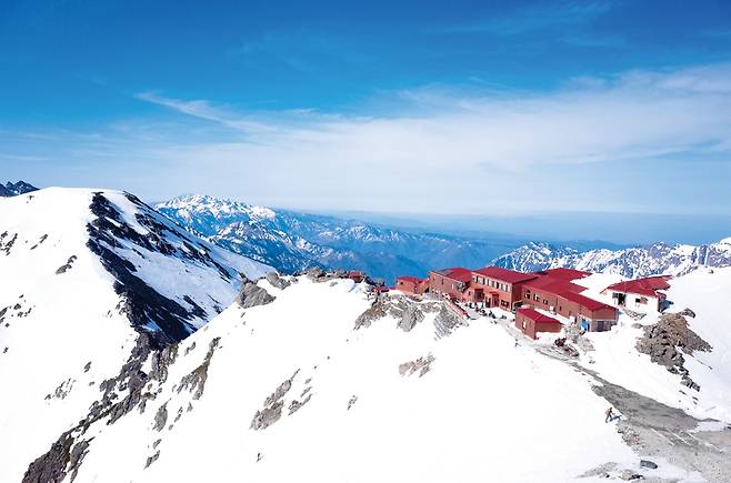 야리가다케 정상에서 바라본 야리가다케산장의 모습. 하얀 설원과 붉은 건물이 멋진 조화를 이룬다. 야리가다케 정상에서는 어느 곳 하나 막힘없이 탁 트인 설국을 즐길 수 있다.