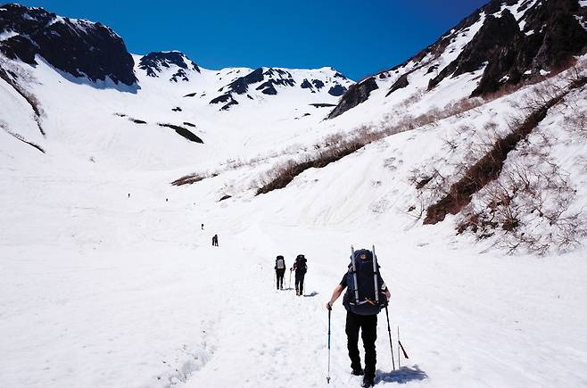 보이지도 않은 야리가다케를 향해서 오르는 길. 오직 앞서 걸어간 이들의 발자국에 의지해 길을 찾을 뿐이다.