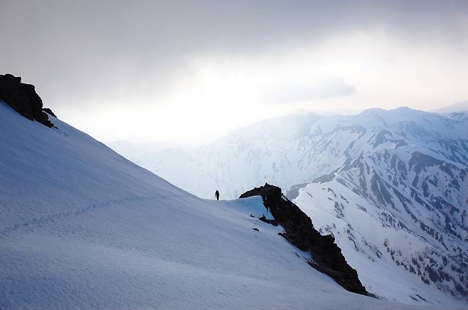 니시다케에서 야리가다케산장으로 이어지는 능선길을 산객이 걷고 있다.