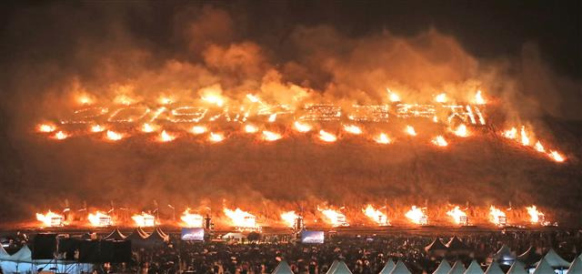 2019년 3월 9일 제주시 애월읍 새별오름에서 제주들불축제의 하이라이트인 오름 불놓기가 진행되고 있다.제주 연합뉴스