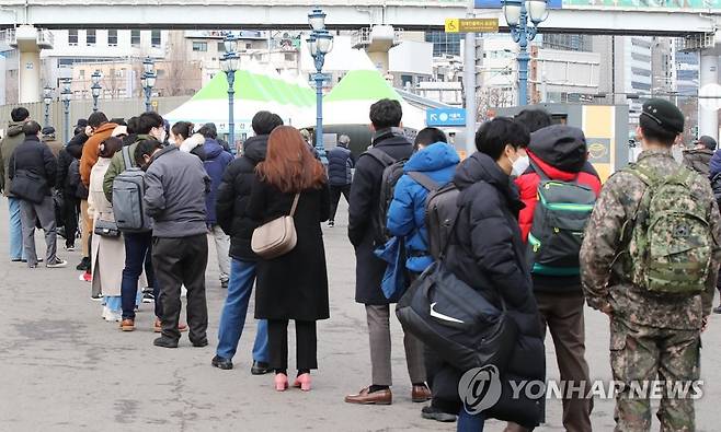 오늘도 이어지는 코로나19 검사 [연합뉴스 자료 사진]