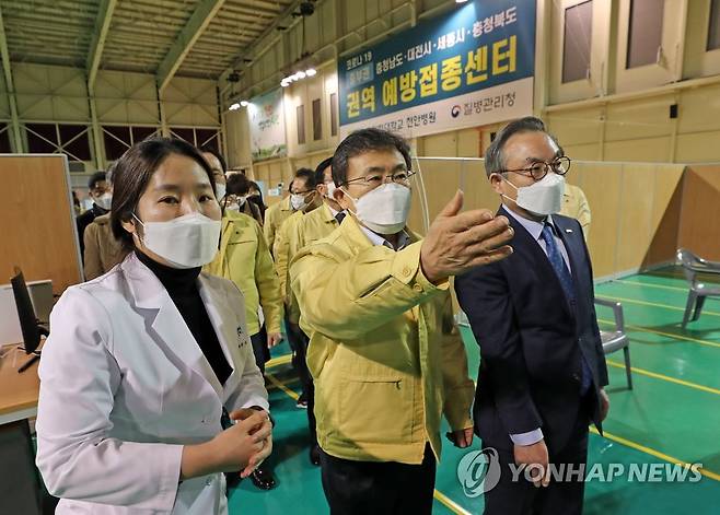 예방접종센터 방문한 권덕철 장관 (천안=연합뉴스) 김준범 기자 = 권덕철 보건복지부 장관(앞줄 가운데)이 16일 오후 충남 천안시 동남구 청당동 실내배드민턴장에 마련된 중부권역 예방접종센터를 방문해 준비상황을 점검하고 있다. psykims@yna.co.kr