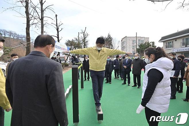 공주시가 올해 ‘공주형 어르신 친화도시’ 조성을 목표로 다양한 노인복지 정책을 추진한다. '어르신 놀이터' 에서 김정섭 시장이 놀이기구를 사용해 보고 있다.© 뉴스1