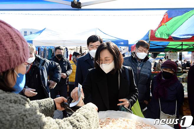 은수미 시장이 성남사랑상품권으로 장을 보고 있다.(뉴스1 DB) © News1