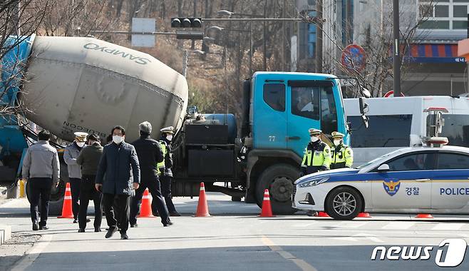 17일 신종 코로나바이러스 감염증(코로나19) 집단감염이 발생한 경기 남양주 진관산업단지에서 경찰들이 차량 통제를 하고 있다. 방역당국에 따르면 진관산단 내 한 업체에서 근무하는 근로자 중 1명의 확진자가 나와 해당업체 200여명을 대상으로 전수검사를 벌인 결과 현재까지 115명이 확진 판정을 받았다. 2021.2.17 /뉴스1 © News1 안은나 기자