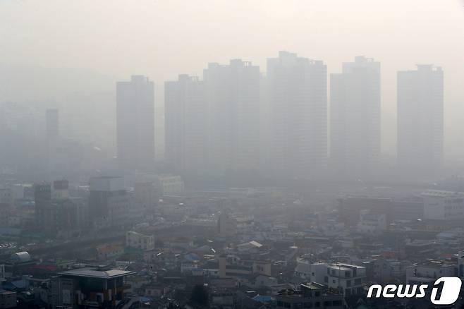 초미세먼지로 뿌연 광주 도심 자료사진./뉴스1 © News1