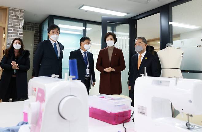 유은혜 부총리(오른쪽에서 두번째)가 갈매고에서 학생들의 다양한 전공과 교양을 위한 공간을 둘러보는 모습. 사진=교육부 제공