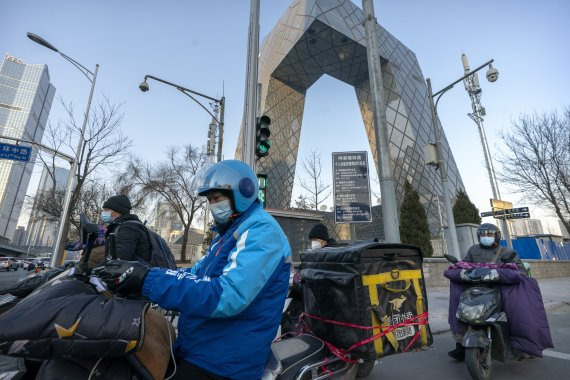 중국이 지난해 유럽연합(EU) 최대 교역상대국으로 부상했다. 지난 4일 베이징의 국영 CCTV 방송국 앞에 마스크를 쓴 운전자들이 신호를 기다리고 있다. 사진=AP뉴시스