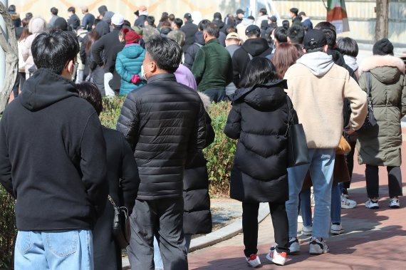 대구시 중구 국채보상운동기념공원에 마련된 임시선별검사소에서 시민들이 '코로나19' 진단검사를 받기 위해 차례를 기다리고 있다. 사진=뉴스1