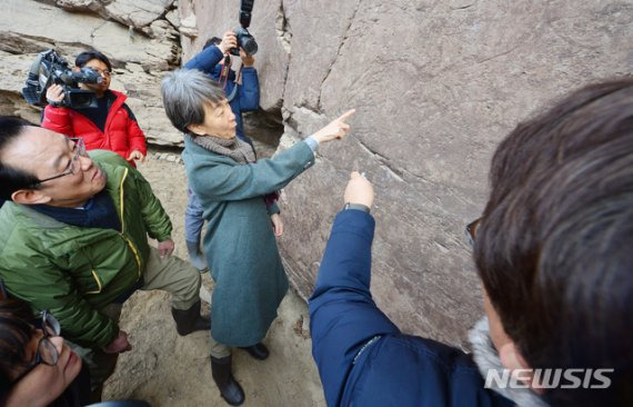 전 정재숙 문화재청장과 송철호 울산시장이 지난 2019년 1월 25일 오후 울산시 울주군 언양읍 대곡리 반구대 암각화를 찾아 현장을 살펴보고 있다. /사진=뉴시스