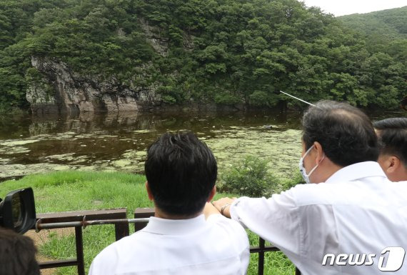 이낙연 더불어민주당 당대표 후보가 지난해 7월 28일 장맛비로 물에 잠긴 울산 울주군 언양읍 대곡리에 있는 국보 제285호 반구대 암각화를 살펴보고 있다. /사진=뉴스1