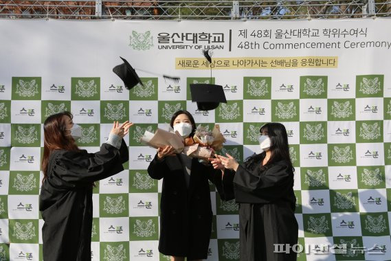 울산대학교의 온라인 졸업식이 지난 15일~19일까지 5일간 진행되고 있는 가운데 졸업생들이 학교 포토존에서 졸업의 기쁨과 함께 학교를 떠나는 아쉬움을 달래고 있다. /사진=울산대학교 제공