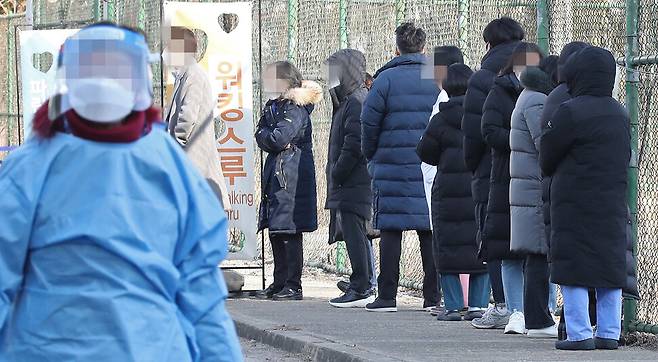 17일 오전 용산구 순천향대 서울병원 임시선별진료소에서 두꺼운 외투를 입은 의료진과 시민들이 검체 검사를 위해 대기하고 있다. 연합뉴스