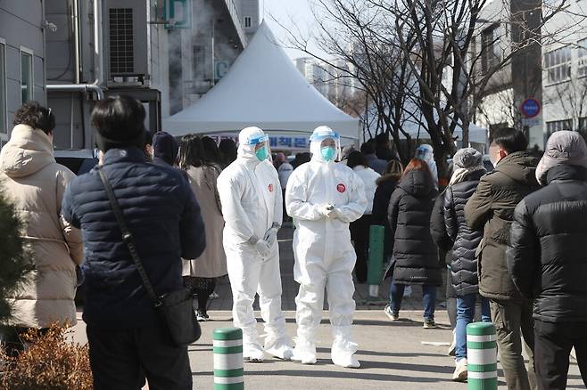 17일 코로나19 집단감염이 일어난 경기도 남양주시 진건읍 진관산업단지에서 노동자들이 코로나19 검사를 받기 위해 대기하고 있다. 연합뉴스