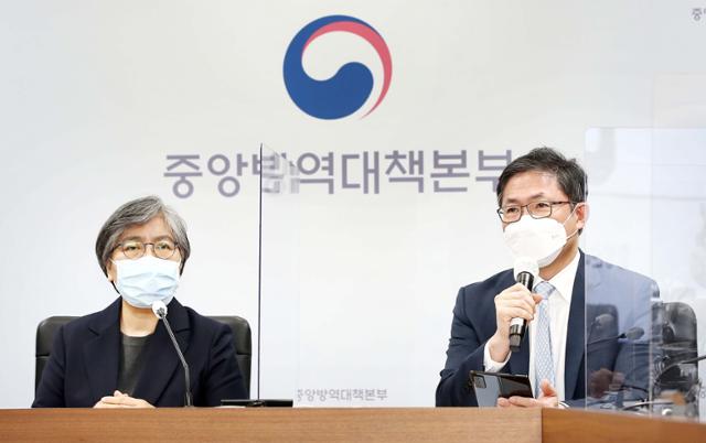 16일 충북 오송 질병관리청에서 열린 노바백스 백신 공급 계약 체결식에서 정은경(왼쪽) 질병관리청장과 안재용 SK바이오사이언스(SKB) 대표가 이번 계약의 의미에 대해 설명하고 있다. 질병관리청 제공