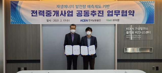 17일 경남과학기술대 내동캠퍼스의 KOEN 가상발전소 플랫폼 비즈니스 센터에서 한국남동발전과 벤처기업 브이젠이 '재생에너지 발전량 예측제도 기반 전력중개사업 공동추진 업무협약'을 체결했다. KOEN 제공