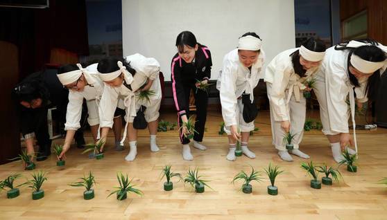지난 2017년 고교학점제를 시행 중인 한 고교 학생들이 지역 민요 명창을 초청해 민요를 배우며 수업하고 있는 모습. 중앙포토