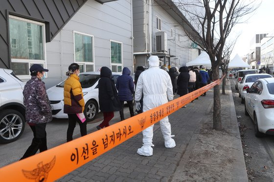 17일 경기도 남양주시 진건읍 진관산업단지에서 근로자들이 신종 코로나바이러스 감염증(코로나19) 검사를 위해 줄지어 대기하고 있다.   이 산업단지의 한 공장에서 직원 115명이 코로나19 확진 판정받았다. 연합뉴스