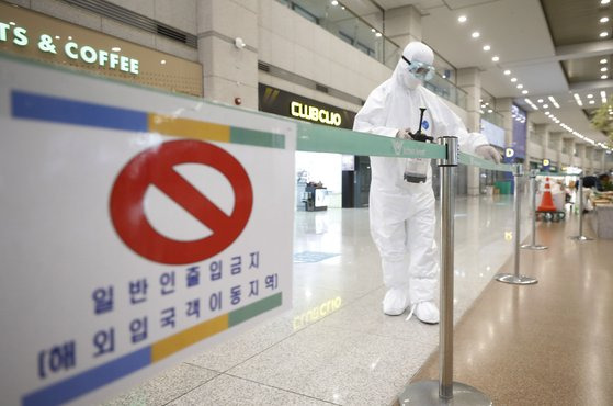 인천국제공항 1터미널에서 관계자들이 방역을 하고 있다. 뉴시스