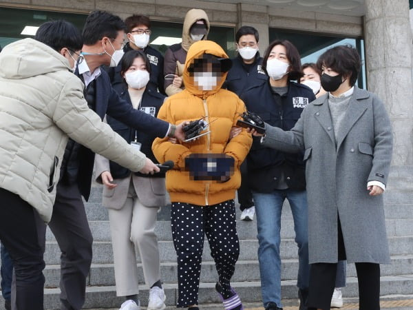 12일 오전 전북 전주시 덕진구 덕진경찰서에서 생후 2주된 아들을 때려 숨지게 한 부모가 말 없이 호송차로 이동하고 있다. 사진=연합뉴스