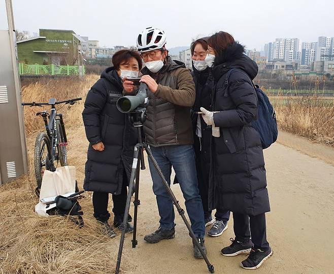 지난 6일 경기 수원 서호저수지 일대에서 활동가들이 겨울 철새를 조사하고 있다. 이날 전국  중소 하천 42곳에서 환경단체 회원 192명이 겨울철새 동시 조사를 펼쳤다. 한국강살리기네트워크 제공