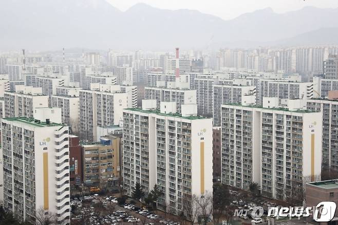 (서울=뉴스1) 권현진 기자 = 정부의 연이은 강도 높은 대책에도 불구하고 서울의 대표적 외곽지역으로 꼽히는 노원구의 아파트 매매 가격이 3.3㎡당 3000만원을 돌파했다.