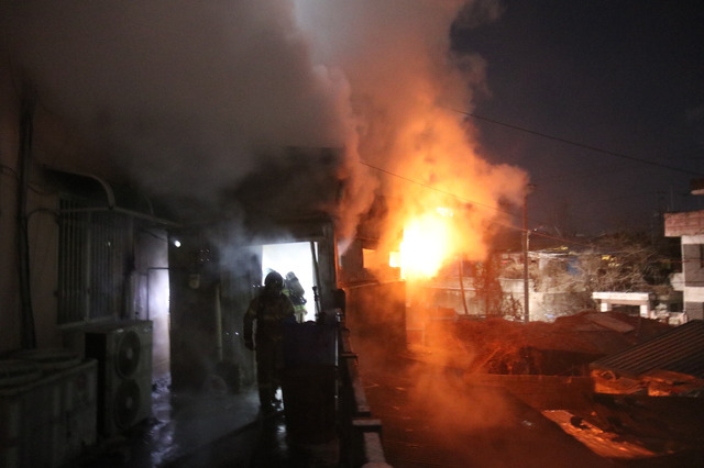 [익산=뉴시스]윤난슬 기자 = 17일 오전 1시 27분께 전북 익산시 영등동의 익산시자원봉사센터에서 불이 났다.2021.02.17.(사진=전북소방 제공)  *재판매 및 DB 금지