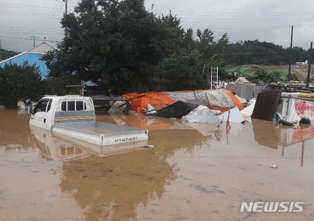 [공주=뉴시스]지난해 7월 세종·공주 제2구간 도로공사 현장 인근에 거주하는 주민 집과 사업장에 폭우로 물이 불어 침수됐다.2021.02.17.(사진=제보자) *재판매 및 DB 금지