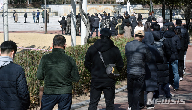 [대구=뉴시스] 이무열 기자 = 16일 오후 대구 중구 국채보상운동기념공원에 마련된 코로나19 임시선별검사소를 찾은 시민들이 검체 채취를 받기 위해 줄을 서 있다. 2021.02.16. lmy@newsis.com