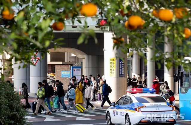 [제주=뉴시스]우장호 기자 = 설 명절 연휴를 하루 앞둔 10일 제주국제공항 1층 도착장에서 관광객들이 렌터카 보관소로 이동하고 있다. 2021.02.10. woo1223@newsis.com