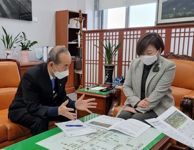 박준배 김제시장(왼쪽)이 진선미 국토교통위원회 위원장에게 지역 현안사업을 설명하고 있다.(사진=김제시 제공) *재판매 및 DB 금지