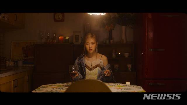 [서울=뉴시스]블랙핑크 로제의 솔로곡 티저 영상. (사진=YG엔터테인먼트 제공) 2021.02.17. photo@newsis.com