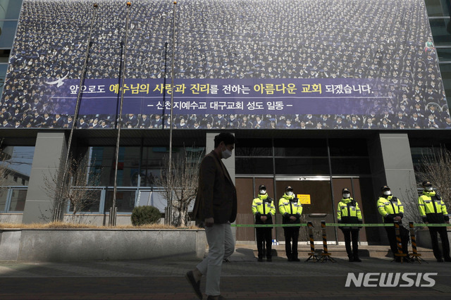 [대구=뉴시스] 최동준 기자 = 대구 신천지교회에 대한 행정조사가 실시된 12일 대구 남구 신천지 대구교회에 경찰병력이 배치돼 있다. 2020.03.12. photocdj@newsis.com