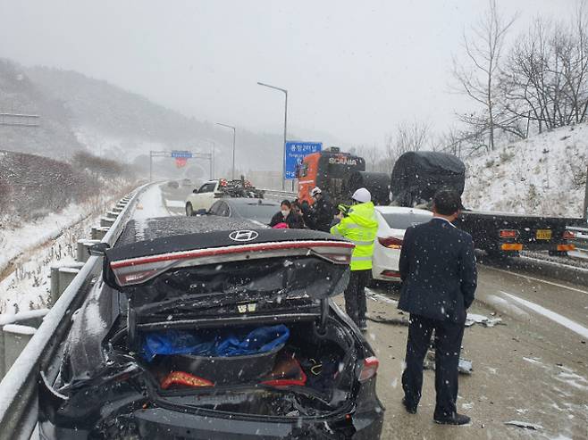 17일 오전 11시쯤 구례군 용방2터널 앞에서 추돌사고가 발생해 2명이 병원으로 이송됐다. 순천소방서 제공