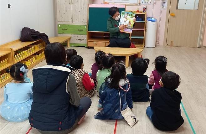 이종임 이야기할머니가 아이들에게 전래동화를 들려주고 있다. 한국국학진흥원 제공