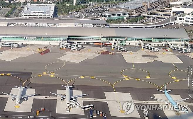 작년 5월 접안한 항공기를 찾아볼 수 없는 김행공항 국제선 터미널 모습 [연합뉴스 자료사진]