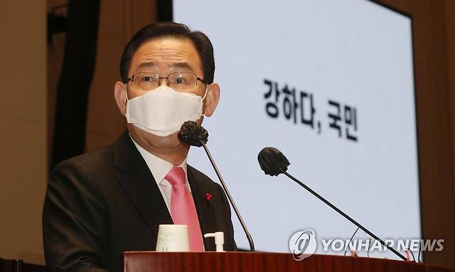 의총 발언하는 주호영 (서울=연합뉴스) 진성철 기자 = 국민의힘 주호영 원내대표가 17일 국회에서 열린 정책 의원총회에서 발언하고 있다.  2021.2.17 zjin@yna.co.kr