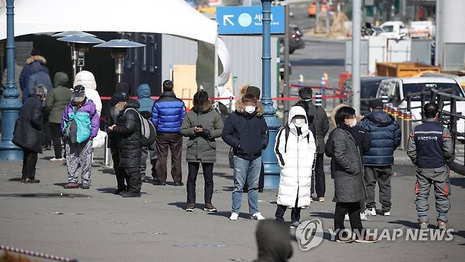 한파 속 검사 행렬 (서울=연합뉴스) 김도훈 기자 = 신종 코로나바이러스감염증(코로나19) 신규 확진자 수가 600명 대로 증가한 17일 오후 서울역광장에 마련된 코로나19 임시선별검사소에서 시민들이 검체 채취를 위해 대기하고 있다.      중앙방역대책본부에 따르면 이날 0시 기준 코로나19 신규 확진자 수는 621명(지역발생 590명, 해외유입 31명)으로 집계됐다. 2021.2.17 superdoo82@yna.co.kr