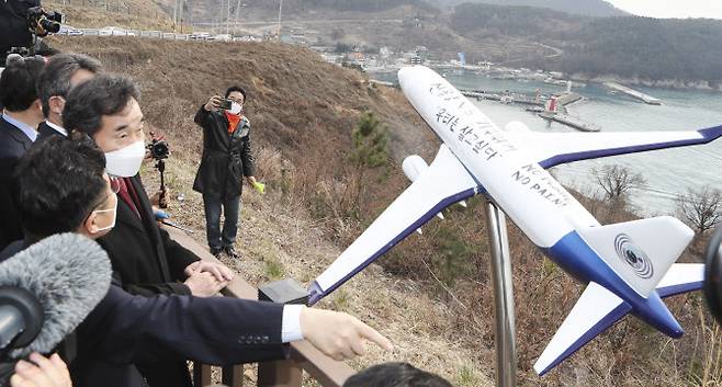 이낙연 더불어민주당 대표가 지난달 21일 오후 부산 강서구 대항전망대에서 가덕도신공항 예정지를 둘러보고 있다.(사진=연합뉴스)