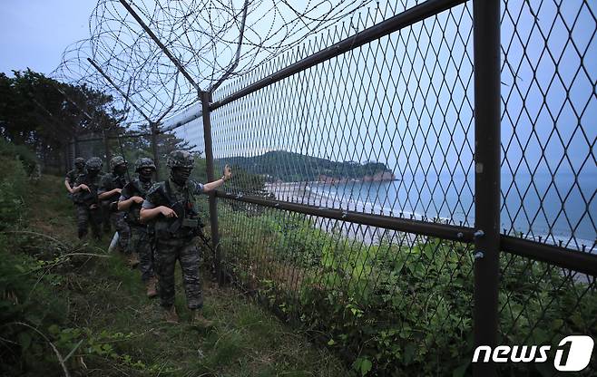 인천 옹진군 연평도의 해안선 철책(.자료사진) 2020.6.18/뉴스1