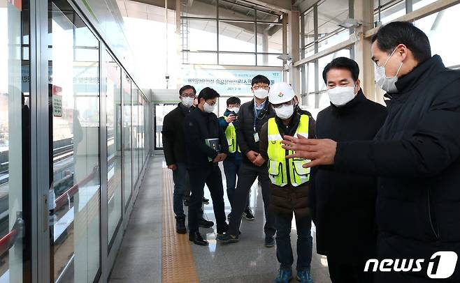 백군기 용인시장이 시 관계자들과 스크린도어 운영 상황을 점검하고 있다.(용인시 제공)© News1