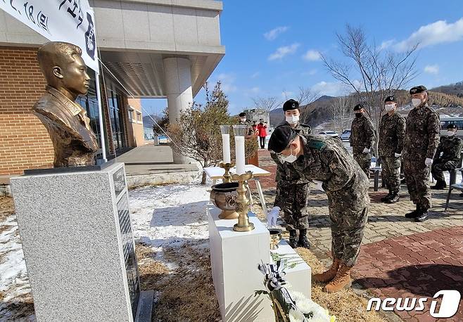 18일 육군35사단 신병교육대대 김범수관에서 엄수된 고 김범수 대위 17주기 추모식에서 김천석 사단장이 고인을 기리며 경건히 분향하고 있다.(육군 35사단 제공)2021.2.18/© 뉴스1