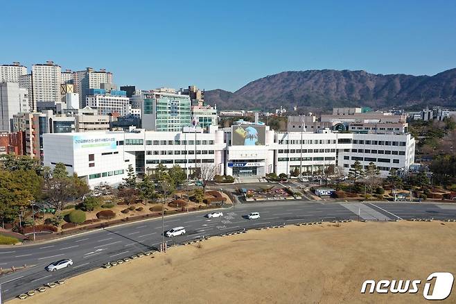 창원시는 코로나19여파로 인해 우리 민족 고유의 전통인 정월대보름 행사를 전면 취소한다  사진은 창원시청 전경© 뉴스1