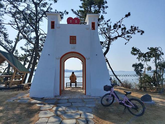 지난 3일 전남 신안 소악도(증도면 병풍리)에 있는 작은 예배당 겸 쉼터 ‘시몬의 집’. 김선식 기자
