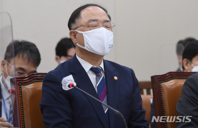 홍남기 부총리 겸 기획재정부 장관이 이달 16일 오전 서울 여의도 국회에서 열린 기획재정위원회 전체회의에서 생각에 잠겨있다. / 사진제공=뉴시스