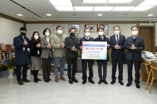 (재)포천시교육재단(이사장 박윤국)는 지난 18일 포천지역건축사회(회장 정우연)로부터 지역 우수인재 육성을 위한 장학기금 5백만 원을 기탁받았다고 밝혔다. / 사진제공=포천시